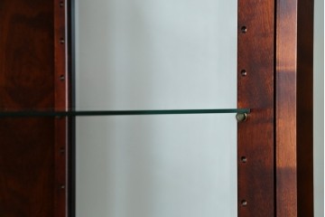 中古　美品　国産民芸家具　和・洋どちらのお部屋にも取り入れやすい!!シックな色合いの縦型ガラスケース　(R-066227)