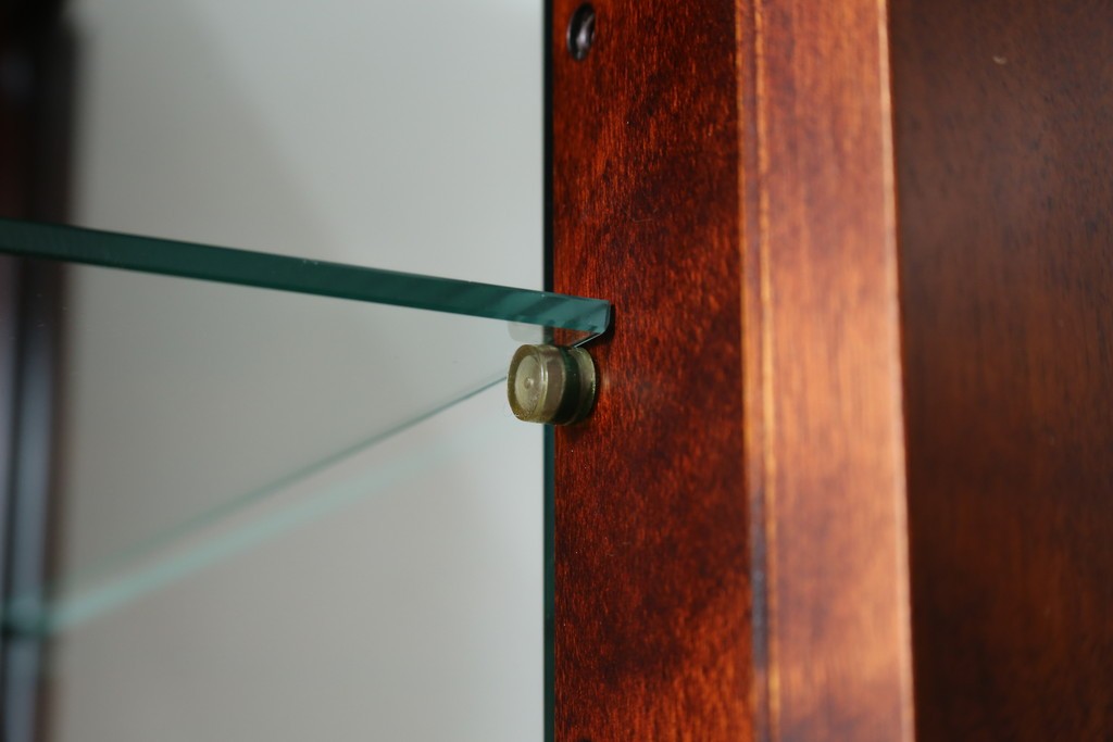 中古　美品　国産民芸家具　和・洋どちらのお部屋にも取り入れやすい!!シックな色合いの縦型ガラスケース　(R-066227)