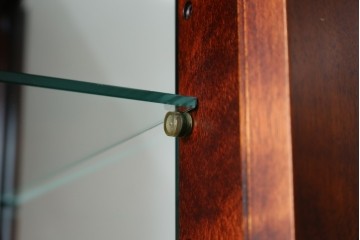 中古　美品　国産民芸家具　和・洋どちらのお部屋にも取り入れやすい!!シックな色合いの縦型ガラスケース　(R-066227)