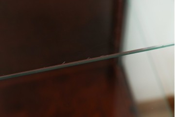 中古　美品　国産民芸家具　和・洋どちらのお部屋にも取り入れやすい!!シックな色合いの縦型ガラスケース　(R-066227)