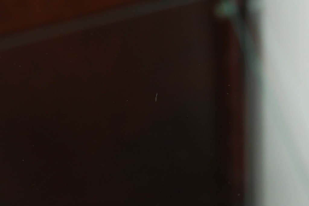 中古　美品　国産民芸家具　和・洋どちらのお部屋にも取り入れやすい!!シックな色合いの縦型ガラスケース　(R-066227)