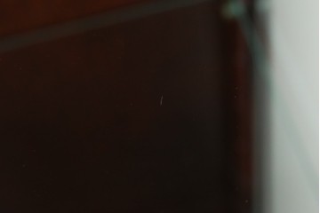 中古　美品　国産民芸家具　和・洋どちらのお部屋にも取り入れやすい!!シックな色合いの縦型ガラスケース　(R-066227)