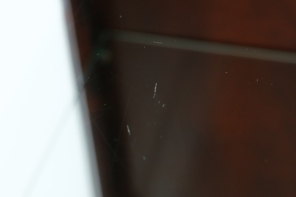 中古　美品　国産民芸家具　和・洋どちらのお部屋にも取り入れやすい!!シックな色合いの縦型ガラスケース　(R-066227)