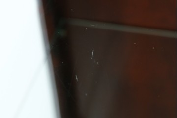 中古　美品　国産民芸家具　和・洋どちらのお部屋にも取り入れやすい!!シックな色合いの縦型ガラスケース　(R-066227)