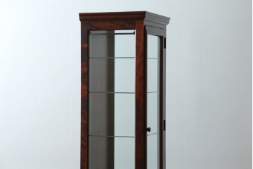 中古　美品　国産民芸家具　和・洋どちらのお部屋にも取り入れやすい!!シックな色合いの縦型ガラスケース　(R-066227)