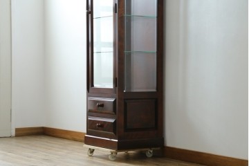 中古　美品　国産民芸家具　和・洋どちらのお部屋にも取り入れやすい!!シックな色合いの縦型ガラスケース　(R-066227)