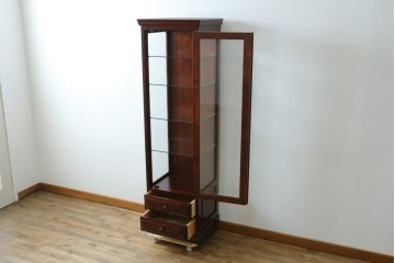 中古　美品　国産民芸家具　和・洋どちらのお部屋にも取り入れやすい!!シックな色合いの縦型ガラスケース　(R-066227)