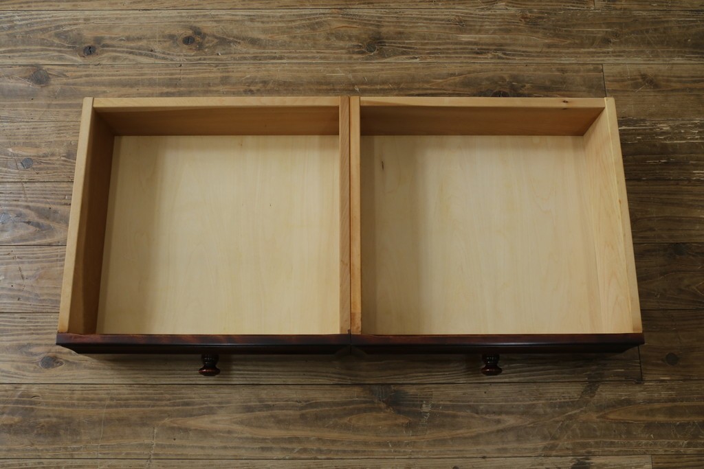 中古　美品　国産民芸家具　和・洋どちらのお部屋にも取り入れやすい!!シックな色合いの縦型ガラスケース　(R-066227)