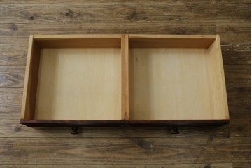 中古　美品　国産民芸家具　和・洋どちらのお部屋にも取り入れやすい!!シックな色合いの縦型ガラスケース　(R-066227)