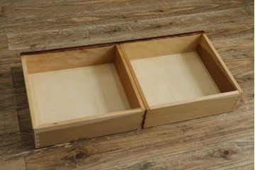 中古　美品　国産民芸家具　和・洋どちらのお部屋にも取り入れやすい!!シックな色合いの縦型ガラスケース　(R-066227)