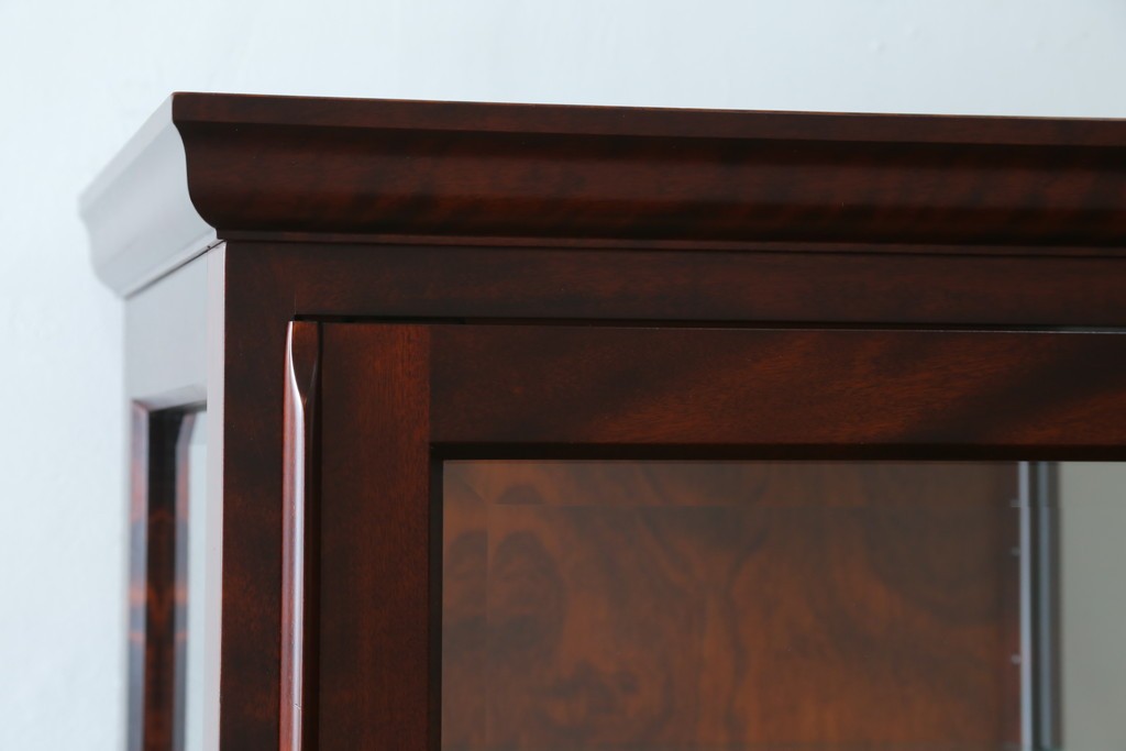 中古　美品　国産民芸家具　和・洋どちらのお部屋にも取り入れやすい!!シックな色合いの縦型ガラスケース　(R-066227)