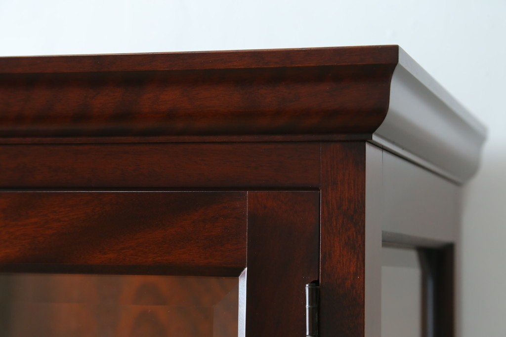 中古　美品　国産民芸家具　和・洋どちらのお部屋にも取り入れやすい!!シックな色合いの縦型ガラスケース　(R-066227)