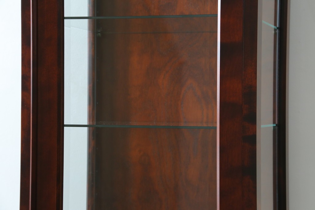 中古　美品　国産民芸家具　和・洋どちらのお部屋にも取り入れやすい!!シックな色合いの縦型ガラスケース　(R-066227)