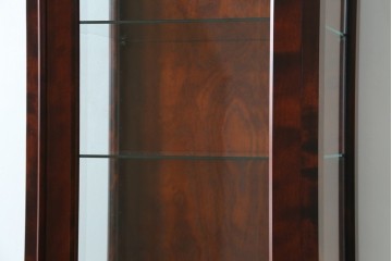 中古　美品　国産民芸家具　和・洋どちらのお部屋にも取り入れやすい!!シックな色合いの縦型ガラスケース　(R-066227)