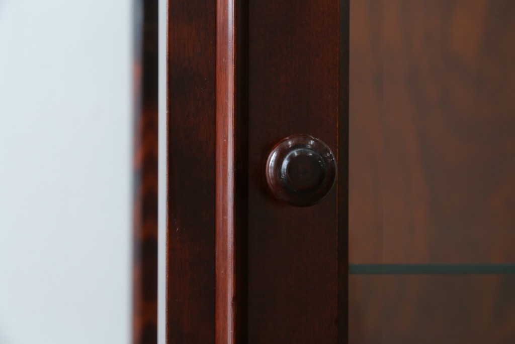 中古　美品　国産民芸家具　和・洋どちらのお部屋にも取り入れやすい!!シックな色合いの縦型ガラスケース　(R-066227)