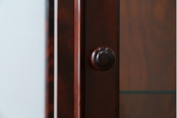 中古　美品　国産民芸家具　和・洋どちらのお部屋にも取り入れやすい!!シックな色合いの縦型ガラスケース　(R-066227)