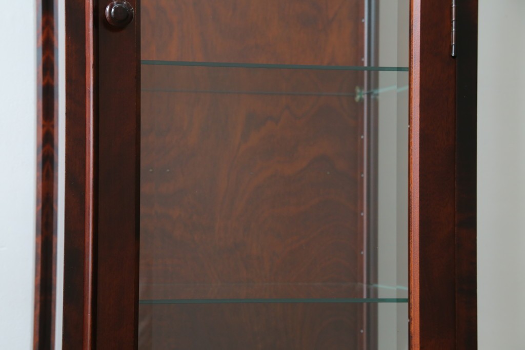 中古　美品　国産民芸家具　和・洋どちらのお部屋にも取り入れやすい!!シックな色合いの縦型ガラスケース　(R-066227)