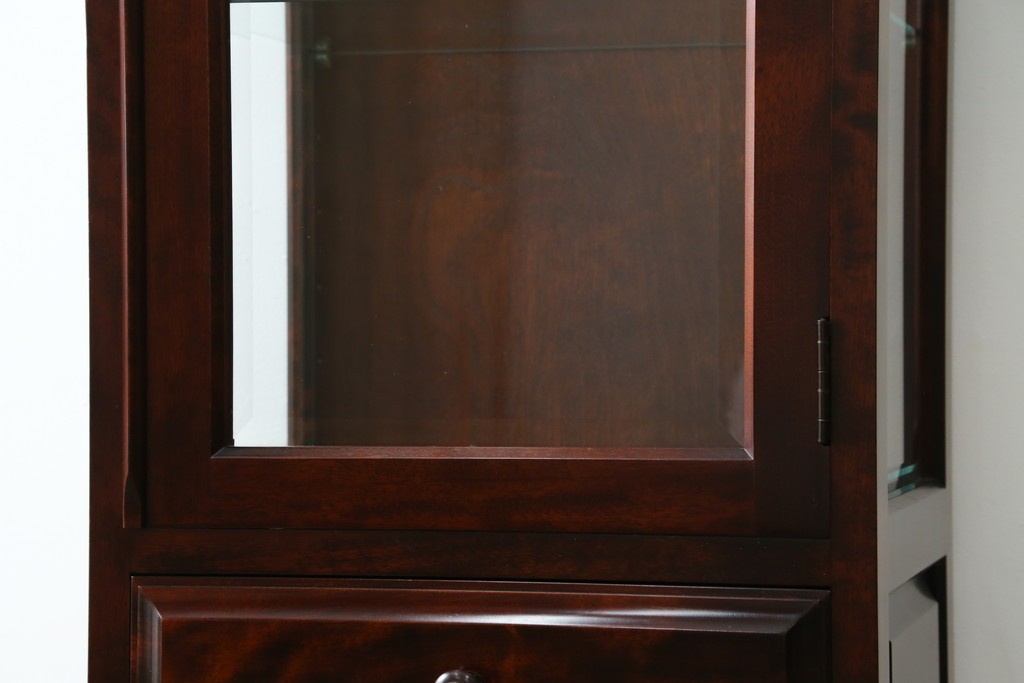 中古　美品　国産民芸家具　和・洋どちらのお部屋にも取り入れやすい!!シックな色合いの縦型ガラスケース　(R-066227)
