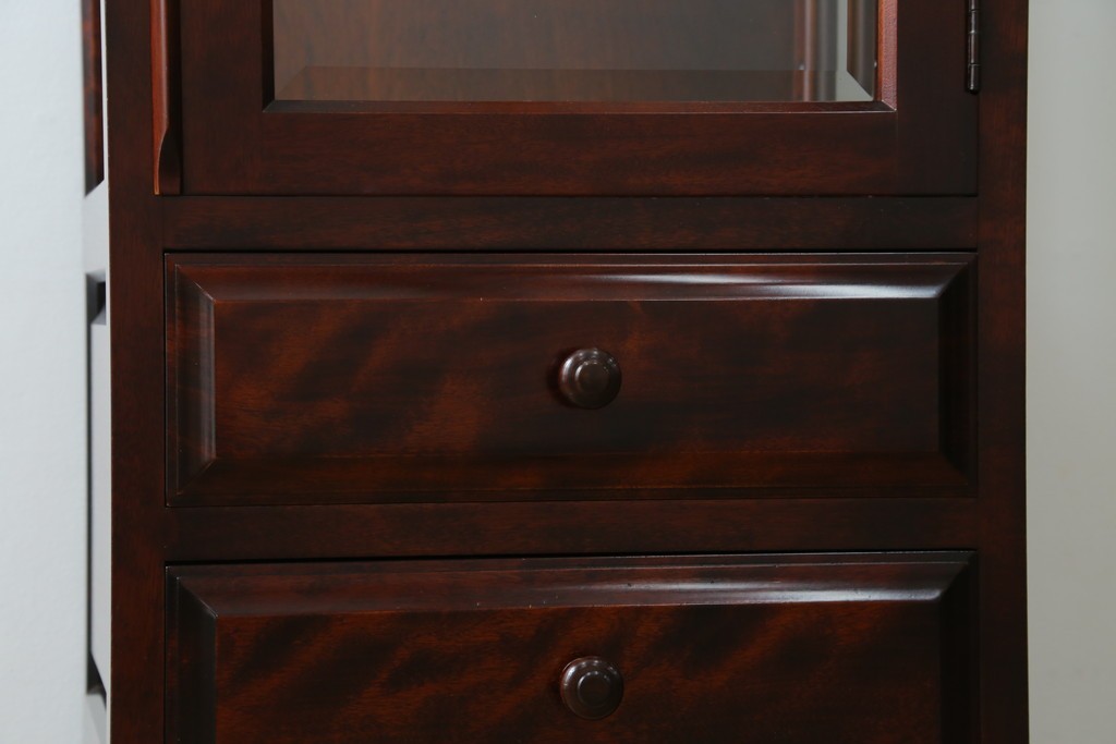 中古　美品　国産民芸家具　和・洋どちらのお部屋にも取り入れやすい!!シックな色合いの縦型ガラスケース　(R-066227)