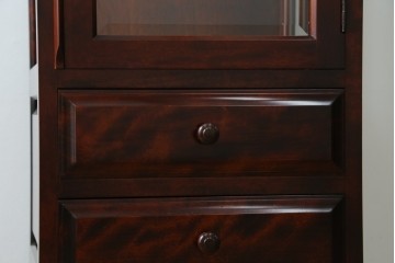 中古　美品　国産民芸家具　和・洋どちらのお部屋にも取り入れやすい!!シックな色合いの縦型ガラスケース　(R-066227)