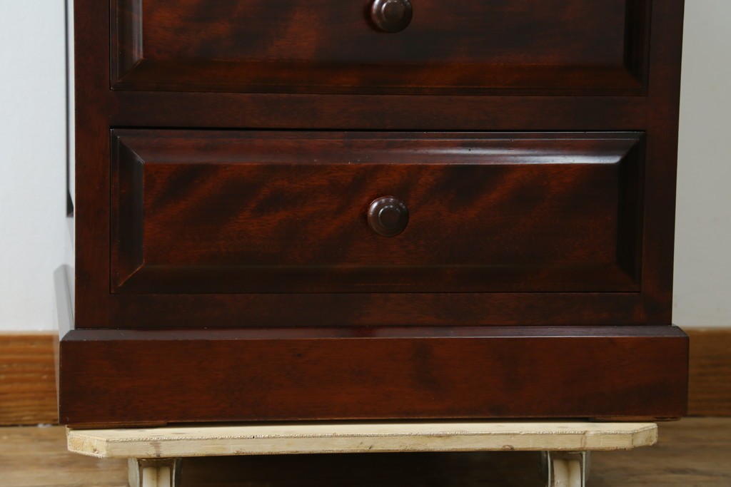 中古　美品　国産民芸家具　和・洋どちらのお部屋にも取り入れやすい!!シックな色合いの縦型ガラスケース　(R-066227)