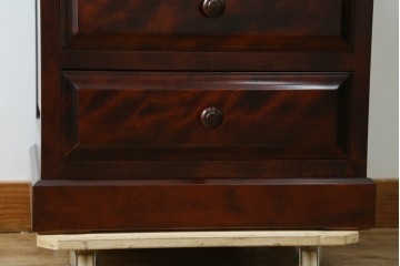 中古　美品　国産民芸家具　和・洋どちらのお部屋にも取り入れやすい!!シックな色合いの縦型ガラスケース　(R-066227)