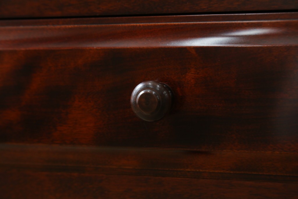 中古　美品　国産民芸家具　和・洋どちらのお部屋にも取り入れやすい!!シックな色合いの縦型ガラスケース　(R-066227)