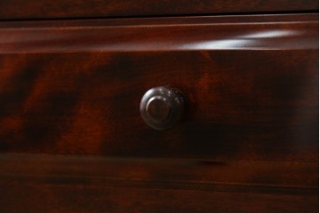 中古　美品　国産民芸家具　和・洋どちらのお部屋にも取り入れやすい!!シックな色合いの縦型ガラスケース　(R-066227)