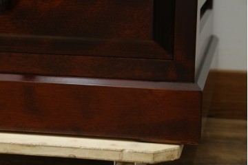 中古　美品　国産民芸家具　和・洋どちらのお部屋にも取り入れやすい!!シックな色合いの縦型ガラスケース　(R-066227)