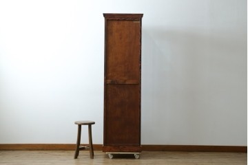 中古　美品　国産民芸家具　和・洋どちらのお部屋にも取り入れやすい!!シックな色合いの縦型ガラスケース　(R-066227)