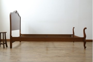 中古　DREXEL HERITAGE(ドレクセルヘリテイジ)　Touraine(ツーレイン)　猫脚のデザインがアクセントのベッドフレーム　(R-066229)