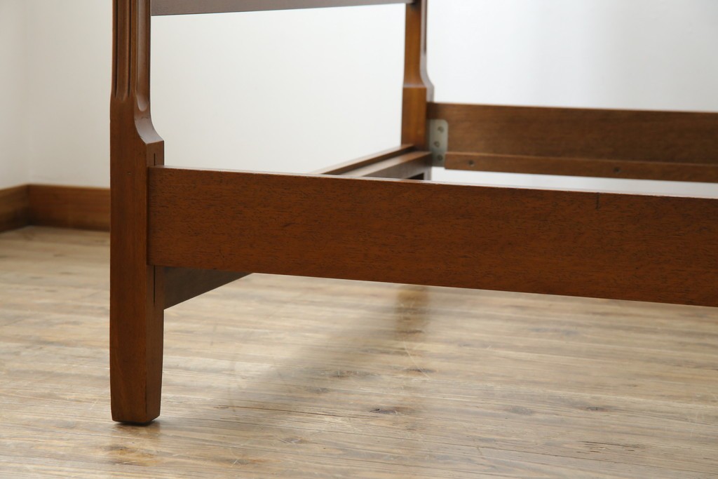 中古　DREXEL HERITAGE(ドレクセルヘリテイジ)　Touraine(ツーレイン)　猫脚のデザインがアクセントのベッドフレーム　(R-066229)