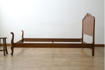 中古　DREXEL HERITAGE(ドレクセルヘリテイジ)　Touraine(ツーレイン)　猫脚のデザインがアクセントのベッドフレーム　(R-066229)