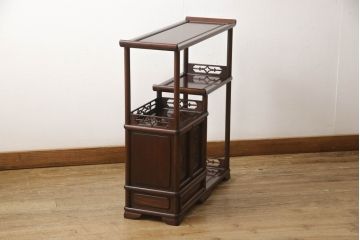 中古　唐木材　小振りなサイズが珍しい!!花梨(カリン)材の趣深い色合いが魅力の茶棚(違い棚、飾り棚、収納棚、戸棚、筆返し)(R-066230)