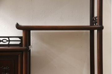 中古　唐木材　小振りなサイズが珍しい!!花梨(カリン)材の趣深い色合いが魅力の茶棚(違い棚、飾り棚、収納棚、戸棚、筆返し)(R-066230)