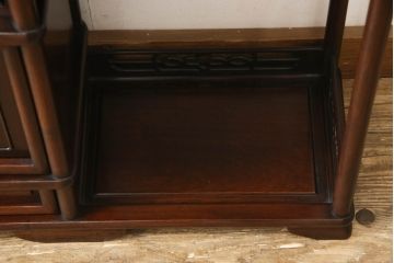 中古　唐木材　小振りなサイズが珍しい!!花梨(カリン)材の趣深い色合いが魅力の茶棚(違い棚、飾り棚、収納棚、戸棚、筆返し)(R-066230)