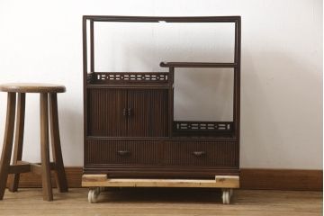 和製ビンテージ　高級品　指物工芸家具　総紫檀(シタン)材　漆塗り　小振りなサイズが使いやすい!!連なる縦桟がスッキリした印象の飾り棚(茶棚、違い棚、収納棚、蛇腹扉、シャッター扉、ヴィンテージ)(R-066231)