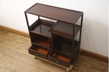 和製ビンテージ　高級品　指物工芸家具　総紫檀(シタン)材　漆塗り　小振りなサイズが使いやすい!!連なる縦桟がスッキリした印象の飾り棚(茶棚、違い棚、収納棚、蛇腹扉、シャッター扉、ヴィンテージ)(R-066231)