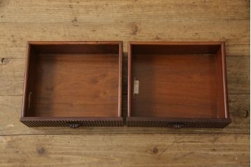 和製ビンテージ　高級品　指物工芸家具　総紫檀(シタン)材　漆塗り　小振りなサイズが使いやすい!!連なる縦桟がスッキリした印象の飾り棚(茶棚、違い棚、収納棚、蛇腹扉、シャッター扉、ヴィンテージ)(R-066231)