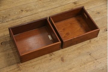 和製ビンテージ　高級品　指物工芸家具　総紫檀(シタン)材　漆塗り　小振りなサイズが使いやすい!!連なる縦桟がスッキリした印象の飾り棚(茶棚、違い棚、収納棚、蛇腹扉、シャッター扉、ヴィンテージ)(R-066231)