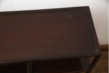 和製ビンテージ　高級品　指物工芸家具　総紫檀(シタン)材　漆塗り　小振りなサイズが使いやすい!!連なる縦桟がスッキリした印象の飾り棚(茶棚、違い棚、収納棚、蛇腹扉、シャッター扉、ヴィンテージ)(R-066231)