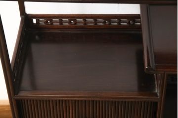 和製ビンテージ　高級品　指物工芸家具　総紫檀(シタン)材　漆塗り　小振りなサイズが使いやすい!!連なる縦桟がスッキリした印象の飾り棚(茶棚、違い棚、収納棚、蛇腹扉、シャッター扉、ヴィンテージ)(R-066231)