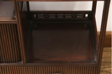 和製ビンテージ　高級品　指物工芸家具　総紫檀(シタン)材　漆塗り　小振りなサイズが使いやすい!!連なる縦桟がスッキリした印象の飾り棚(茶棚、違い棚、収納棚、蛇腹扉、シャッター扉、ヴィンテージ)(R-066231)