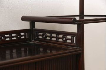 和製ビンテージ　高級品　指物工芸家具　総紫檀(シタン)材　漆塗り　小振りなサイズが使いやすい!!連なる縦桟がスッキリした印象の飾り棚(茶棚、違い棚、収納棚、蛇腹扉、シャッター扉、ヴィンテージ)(R-066231)