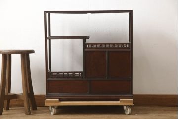 和製ビンテージ　高級品　指物工芸家具　総紫檀(シタン)材　漆塗り　小振りなサイズが使いやすい!!連なる縦桟がスッキリした印象の飾り棚(茶棚、違い棚、収納棚、蛇腹扉、シャッター扉、ヴィンテージ)(R-066231)