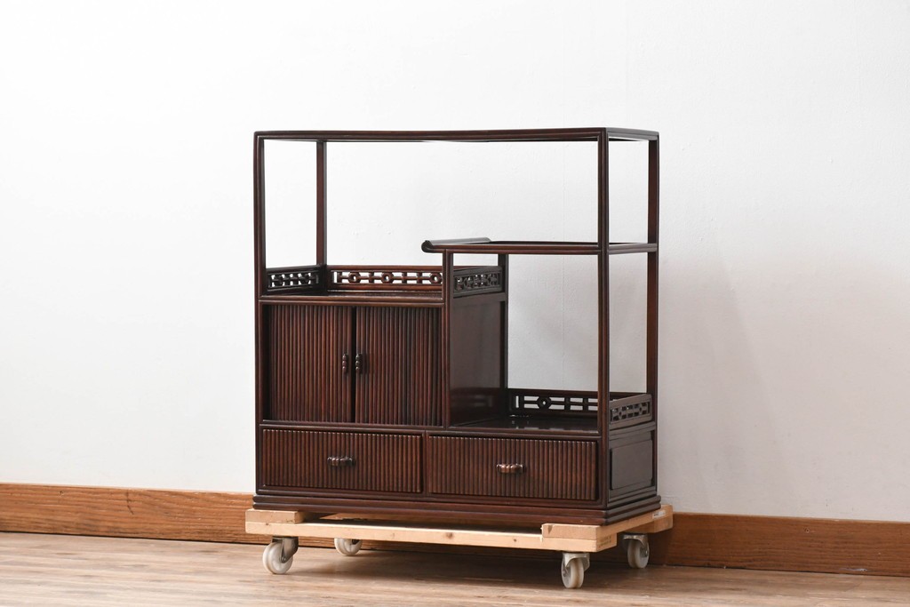 和製ビンテージ　高級品　指物工芸家具　総紫檀(シタン)材　漆塗り　小振りなサイズが使いやすい!!連なる縦桟がスッキリした印象の飾り棚　(R-066231)