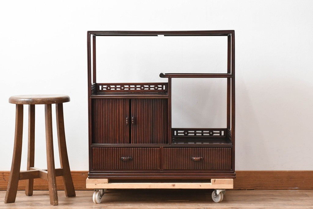 和製ビンテージ　高級品　指物工芸家具　総紫檀(シタン)材　漆塗り　小振りなサイズが使いやすい!!連なる縦桟がスッキリした印象の飾り棚　(R-066231)