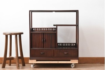 和製ビンテージ　高級品　指物工芸家具　総紫檀(シタン)材　漆塗り　小振りなサイズが使いやすい!!連なる縦桟がスッキリした印象の飾り棚　(R-066231)