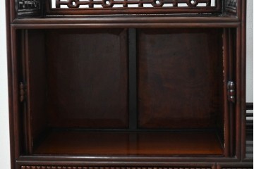 和製ビンテージ　高級品　指物工芸家具　総紫檀(シタン)材　漆塗り　小振りなサイズが使いやすい!!連なる縦桟がスッキリした印象の飾り棚　(R-066231)