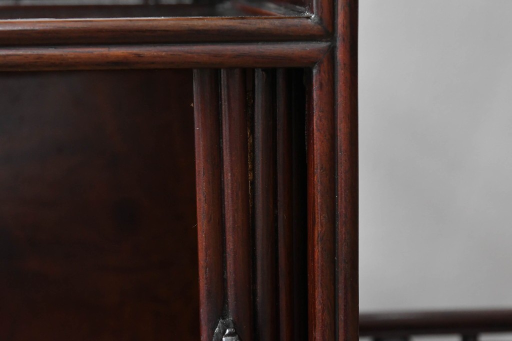 和製ビンテージ　高級品　指物工芸家具　総紫檀(シタン)材　漆塗り　小振りなサイズが使いやすい!!連なる縦桟がスッキリした印象の飾り棚　(R-066231)